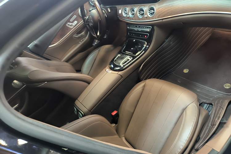 Used Mercedes-Benz E-Class New Energy 2022 Restyled E 350 e L Plug-in Hybrid Sedan Right Front Seat