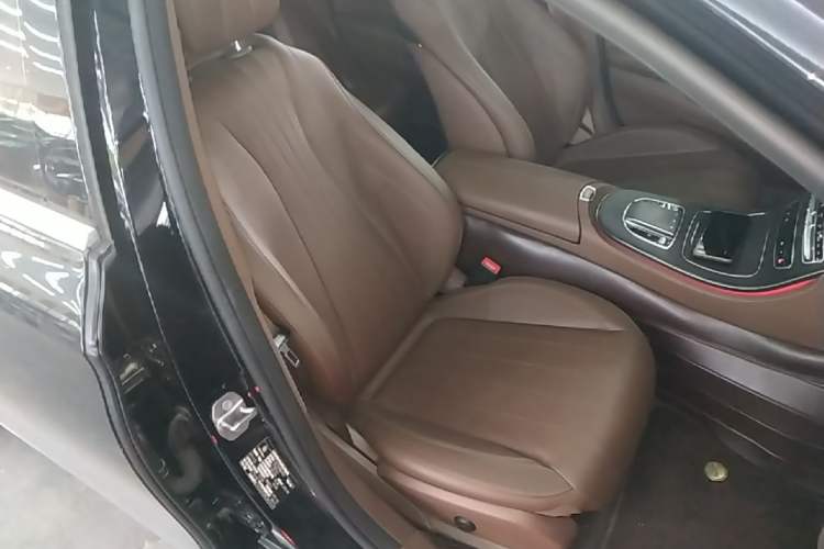Used Mercedes-Benz E-Class New Energy 2022 Restyled E 350 e L Plug-in Hybrid Sedan Right Front Seat