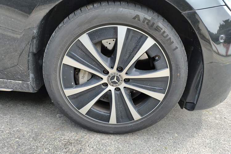 Used Mercedes-Benz E-Class New Energy 2022 E 350 e L Plug-in Hybrid Sports Sedan Right Front Wheel Hub