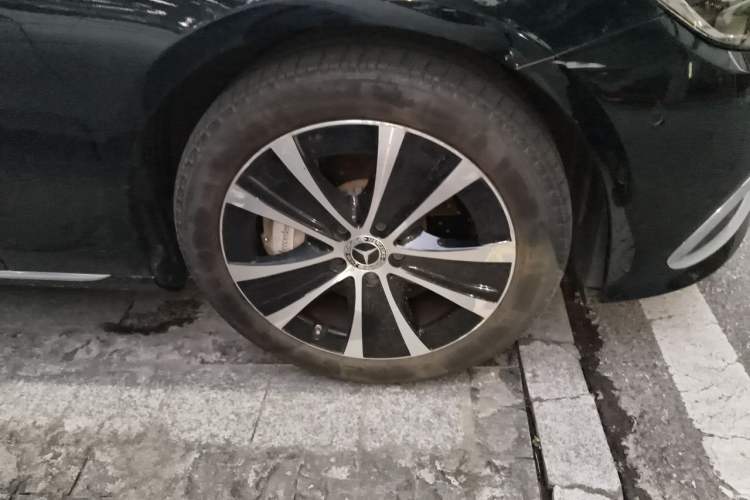 Used Mercedes-Benz E-Class New Energy 2022 Facelift E 350 e L Plug-in Hybrid Sedan Right Front Wheel Hub