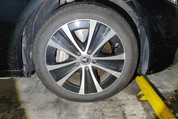 Used Mercedes-Benz E-Class New Energy 2022 E 350 e L Plug-in Hybrid Sports Sedan Right Front Wheel Hub