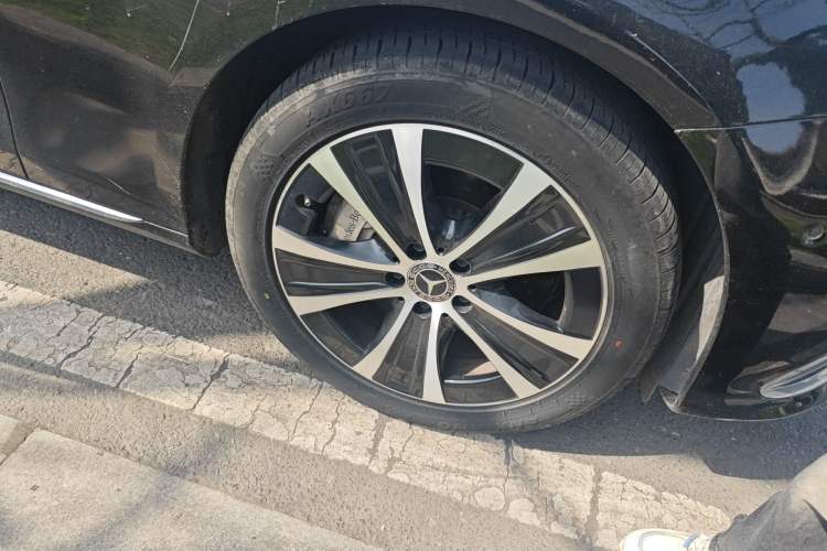 Used Mercedes-Benz E-Class New Energy 2022 E 350 e L Plug-in Hybrid Sedan Right Front Wheel Hub