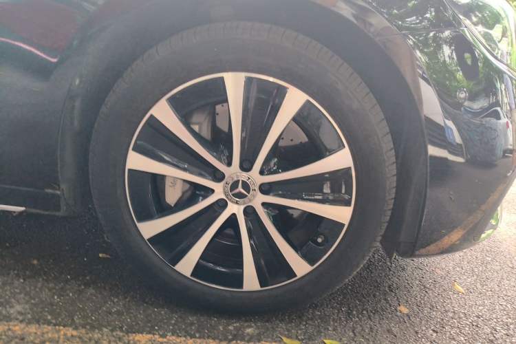Used Mercedes-Benz E-Class New Energy 2022 Second Facelift E 350 e L Plug-in Hybrid Sports Sedan Right Front Wheel Hub