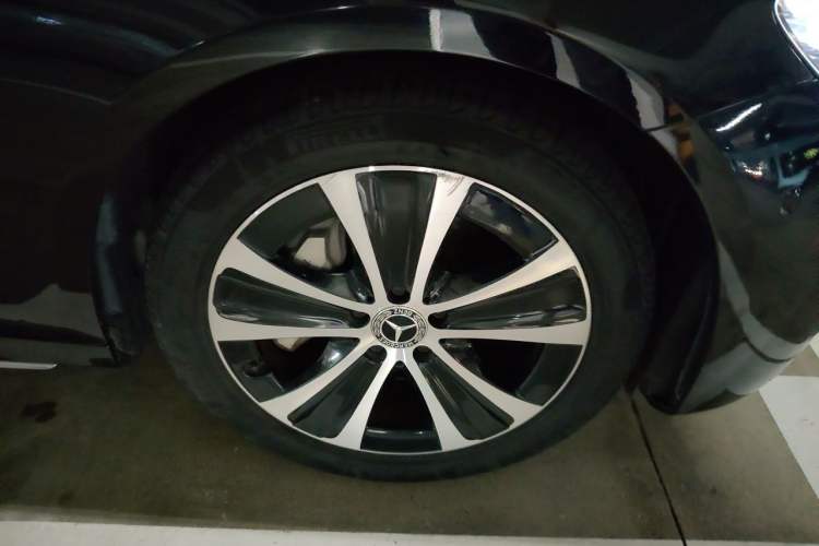 Used Mercedes-Benz E-Class New Energy 2022 Second Facelift E 350 e L Plug-in Hybrid Sports Sedan Right Front Wheel Hub