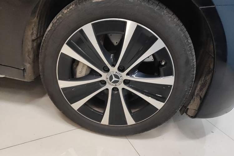Used Mercedes-Benz E-Class New Energy 2022 Second Facelift E 350 e L Plug-in Hybrid Sports Sedan Right Front Wheel Hub