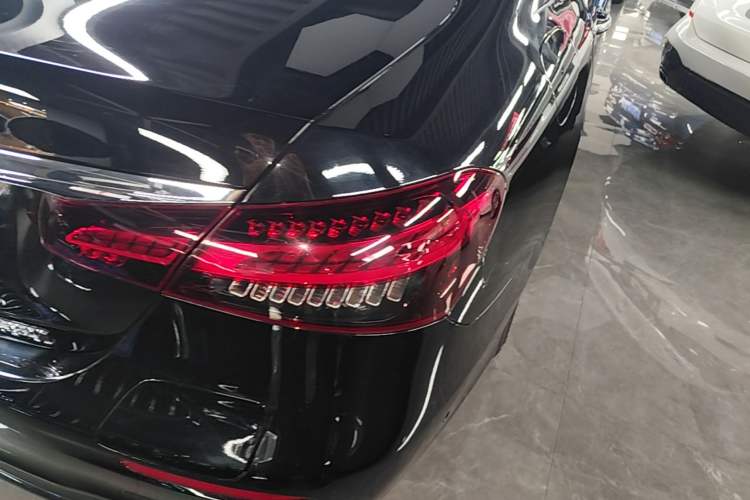 Used Mercedes-Benz E-Class New Energy 2022 E 350 e L Plug-in Hybrid Sports Sedan Right Rear Taillight