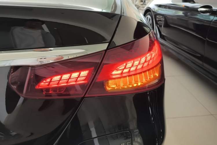 Used Mercedes-Benz E-Class New Energy 2022 Restyled E 350 e L Plug-in Hybrid Sports Sedan Right Rear Taillight