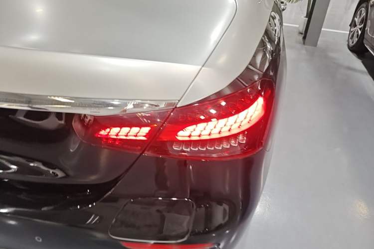 Used Mercedes-Benz E-Class New Energy 2022 Facelift E 350 e L Plug-in Hybrid Sedan Right Rear Taillight