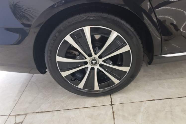 Used Mercedes-Benz E-Class New Energy 2022 Facelift E 350 e L Plug-in Hybrid Sedan Right Rear Wheel Hub