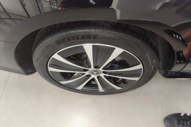 Used Mercedes-Benz E-Class New Energy 2022 Second Facelift E 350 e L Plug-in Hybrid Sports Sedan Right Rear Wheel Hub