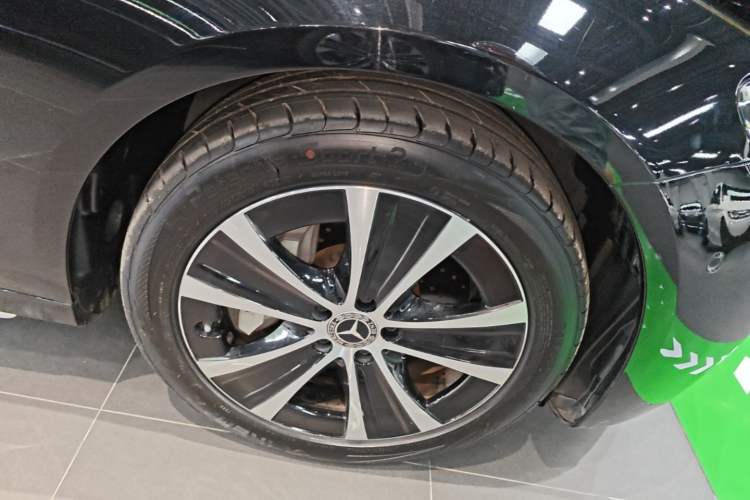 Used Mercedes-Benz E-Class New Energy 2022 E 350 e L Plug-in Hybrid Sports Sedan Right Rear Wheel Hub