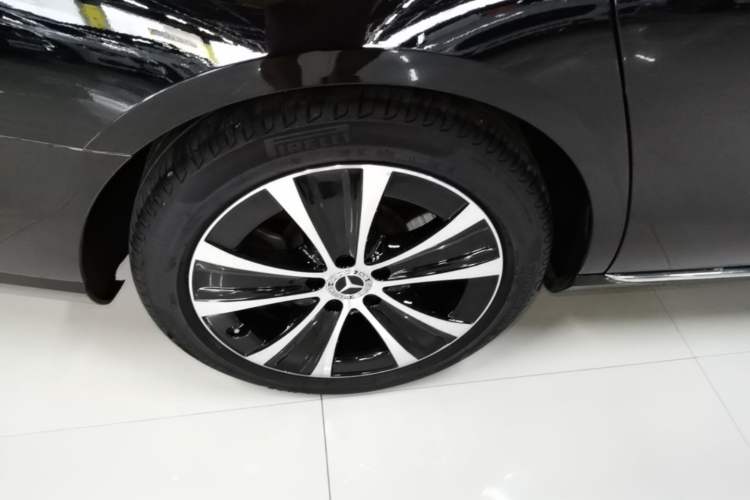 Used Mercedes-Benz E-Class New Energy 2022 Facelift E 350 e L Plug-in Hybrid Sedan Right Rear Wheel Hub