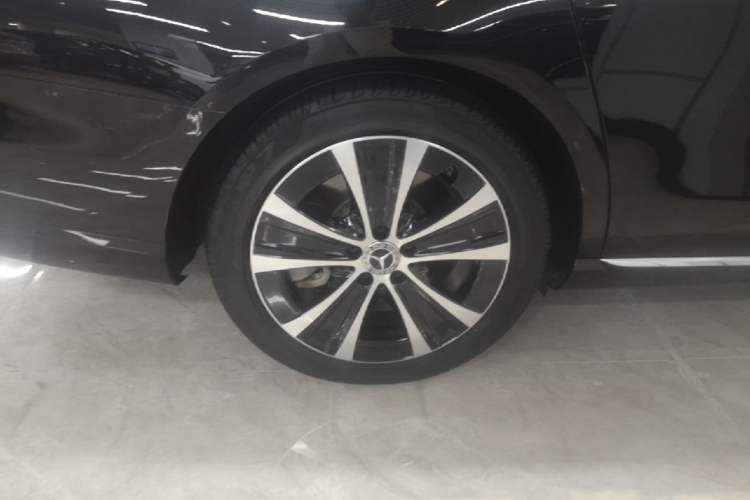 Used Mercedes-Benz E-Class New Energy 2022 E 350 e L Plug-in Hybrid Sedan Right Rear Wheel Hub
