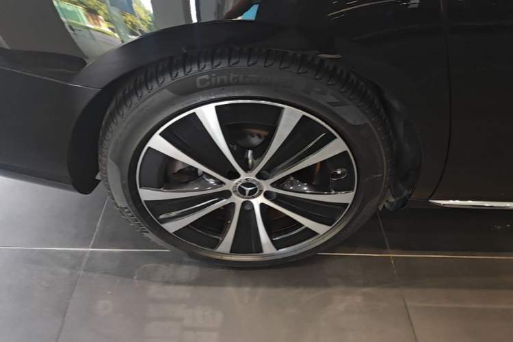 Used Mercedes-Benz E-Class New Energy 2022 Second Facelift E 350 e L Plug-in Hybrid Sedan Right Rear Wheel Hub
