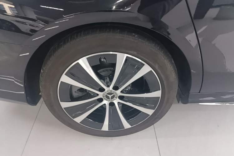 Used Mercedes-Benz E-Class New Energy 2022 Second Facelift E 350 e L Plug-in Hybrid Sports Sedan Right Rear Wheel Hub