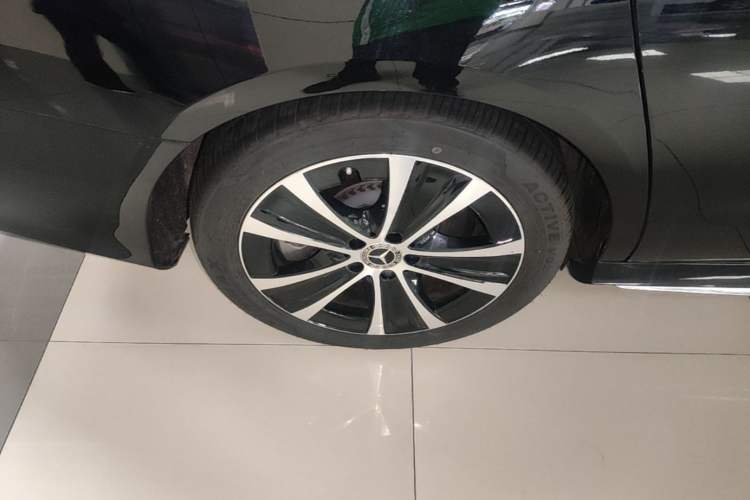 Used Mercedes-Benz E-Class New Energy 2022 Second Facelift E 350 e L Plug-in Hybrid Sports Sedan Right Rear Wheel Hub