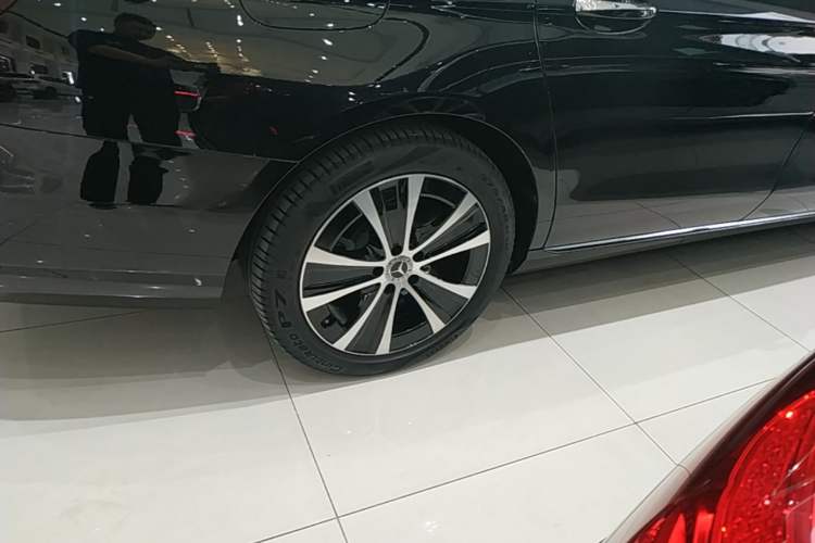Used Mercedes-Benz E-Class New Energy 2022 Facelift E 350 e L Plug-in Hybrid Sedan Right Rear Wheel Hub