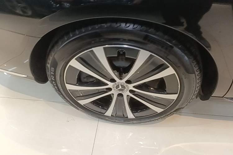Used Mercedes-Benz E-Class New Energy 2022 Second Facelift E 350 e L Plug-in Hybrid Sedan Right Rear Wheel Hub