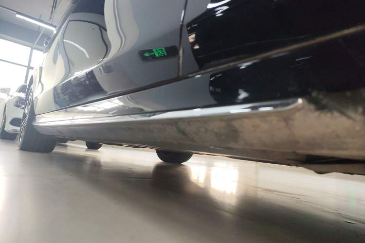 Used Mercedes-Benz E-Class New Energy 2022 Second Facelift E 350 e L Plug-in Hybrid Sports Sedan Right Side Sill