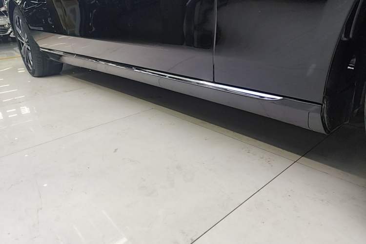 Used Mercedes-Benz E-Class New Energy 2022 Restyled E 350 e L Plug-in Hybrid Sedan Right Side Sill