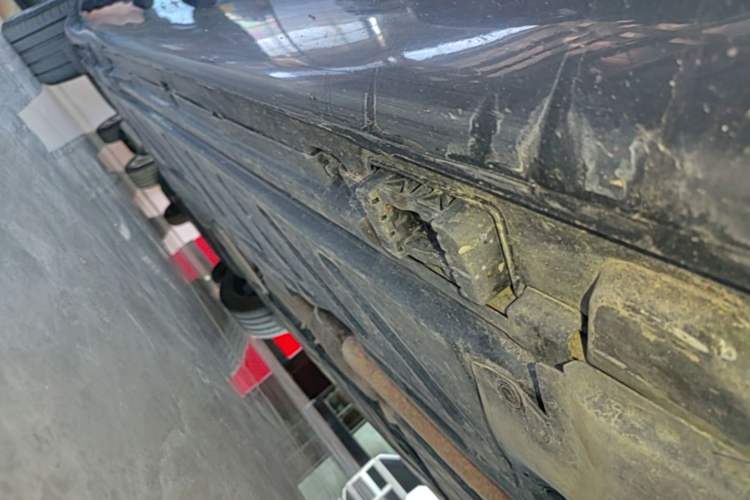 Used Mercedes-Benz E-Class New Energy 2022 E 350 e L Plug-in Hybrid Sports Sedan Right Side Sill