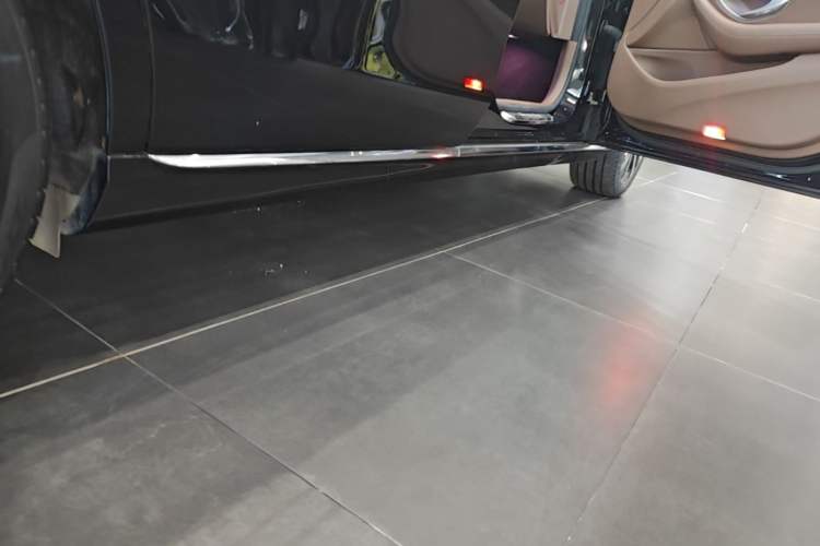 Used Mercedes-Benz E-Class New Energy 2022 Second Facelift E 350 e L Plug-in Hybrid Sedan Right Side Sill
