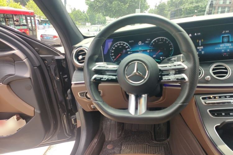 Used Mercedes-Benz E-Class New Energy 2022 Second Facelift E 350 e L Plug-in Hybrid Sports Sedan Steering Wheel