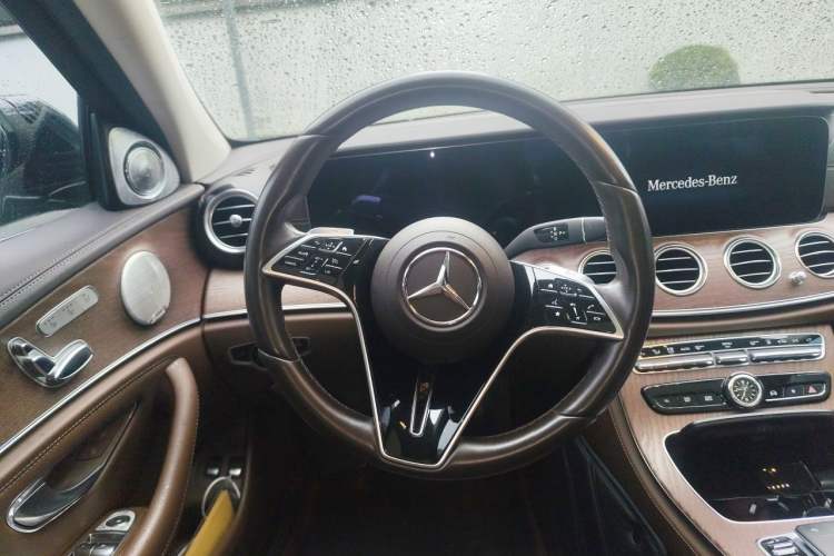 Used Mercedes-Benz E-Class New Energy 2022 Second Facelift E 350 e L Plug-in Hybrid Sports Sedan Steering Wheel