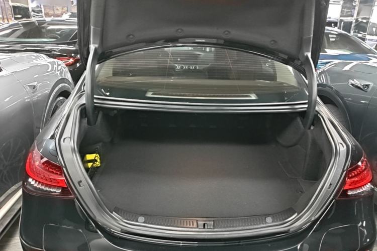 Used Mercedes-Benz E-Class New Energy 2022 Second Facelift E 350 e L Plug-in Hybrid Sedan Trunk