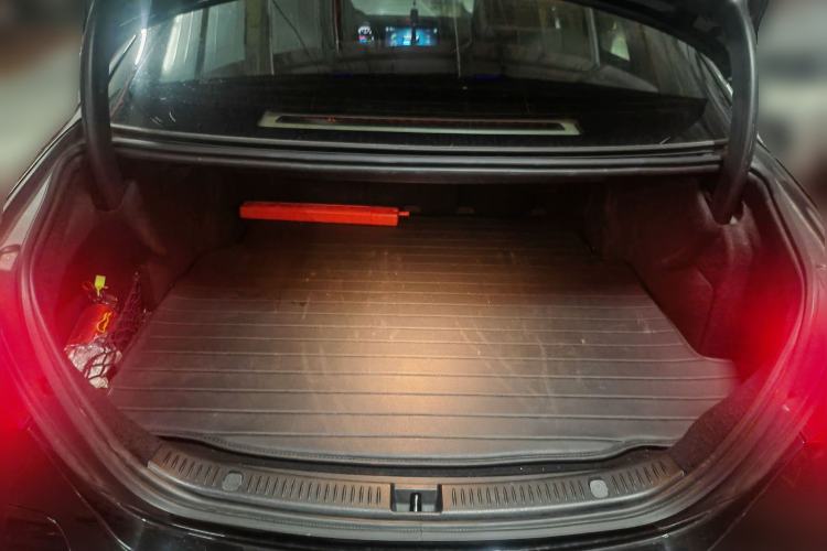 Used Mercedes-Benz E-Class New Energy 2022 E 350 e L Plug-in Hybrid Sedan Trunk