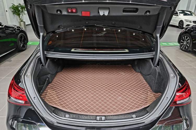 Used Mercedes-Benz E-Class New Energy 2022 E 350 e L Plug-in Hybrid Sedan Trunk
