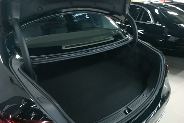 Used Mercedes-Benz E-Class New Energy 2022 E 350 e L Plug-in Hybrid Sedan Trunk