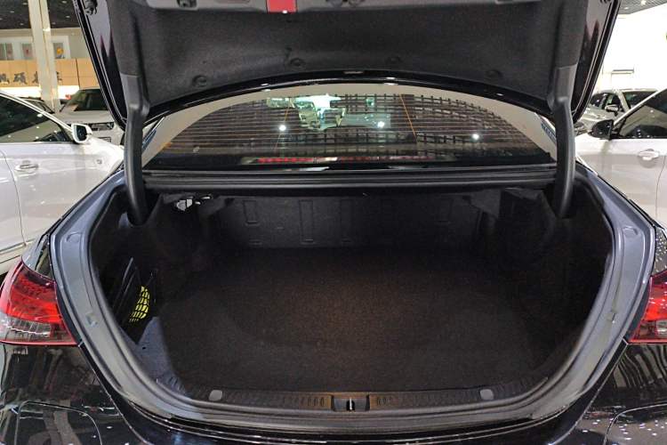 Used Mercedes-Benz E-Class New Energy 2022 Restyled E 350 e L Plug-in Hybrid Sedan Trunk