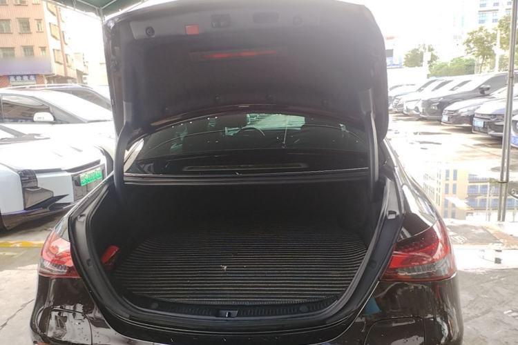 Used Mercedes-Benz E-Class New Energy 2022 Restyled E 350 e L Plug-in Hybrid Sedan Trunk