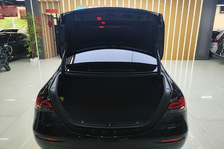 Used Mercedes-Benz E-Class New Energy 2022 Restyled E 350 e L Plug-in Hybrid Sedan Trunk
