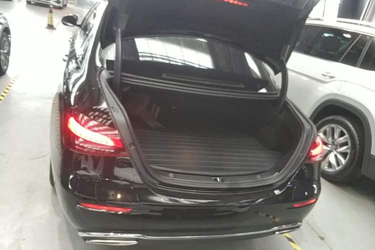 Used Mercedes-Benz E-Class New Energy 2022 Restyled E 350 e L Plug-in Hybrid Sedan Trunk