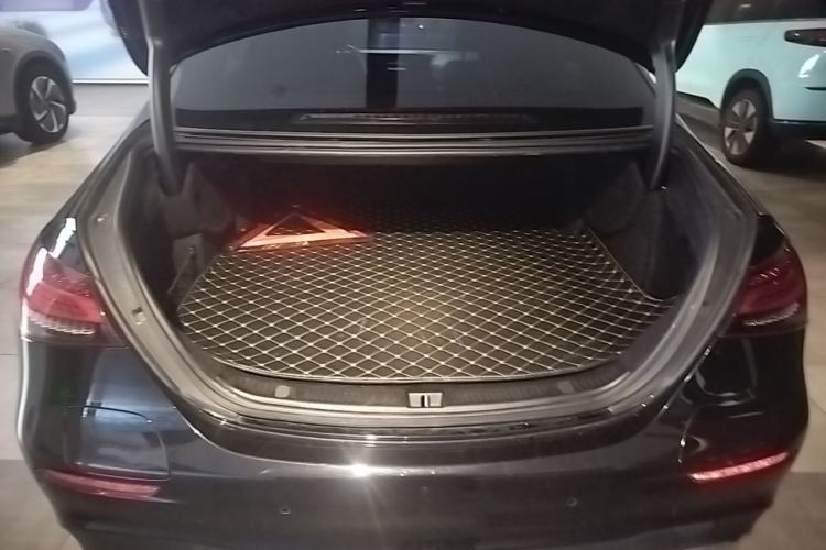Used Mercedes-Benz E-Class New Energy 2022 Restyled E 350 e L Plug-in Hybrid Sports Sedan Trunk