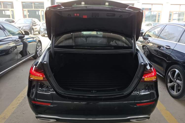 Used Mercedes-Benz E-Class New Energy 2022 Facelift E 350 e L Plug-in Hybrid Sedan Trunk