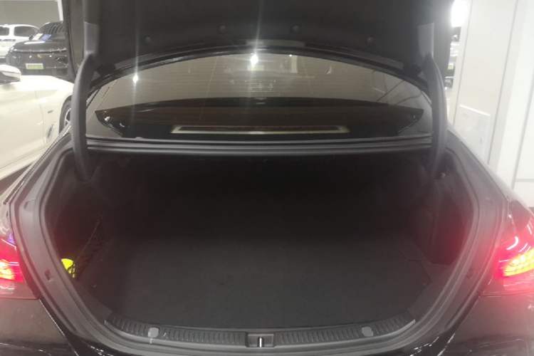 Used Mercedes-Benz E-Class New Energy 2022 E 350 e L Plug-in Hybrid Sedan Trunk