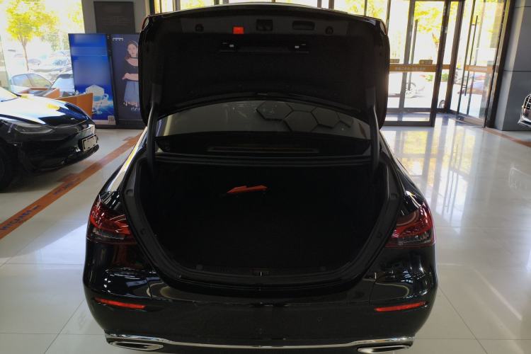 Used Mercedes-Benz E-Class New Energy 2022 Restyled E 350 e L Plug-in Hybrid Sedan Trunk