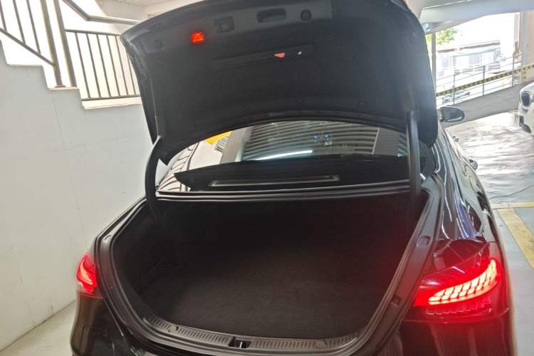 Used Mercedes-Benz E-Class New Energy 2022 Restyled E 350 e L Plug-in Hybrid Sedan Trunk