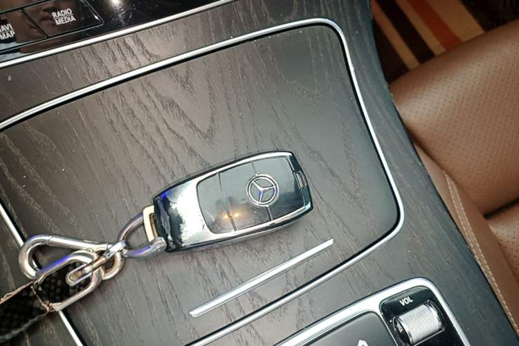 Used Mercedes-Benz E-Class New Energy 2022 Restyled E 350 e L Plug-in Hybrid Sports Sedan Vehicle Key