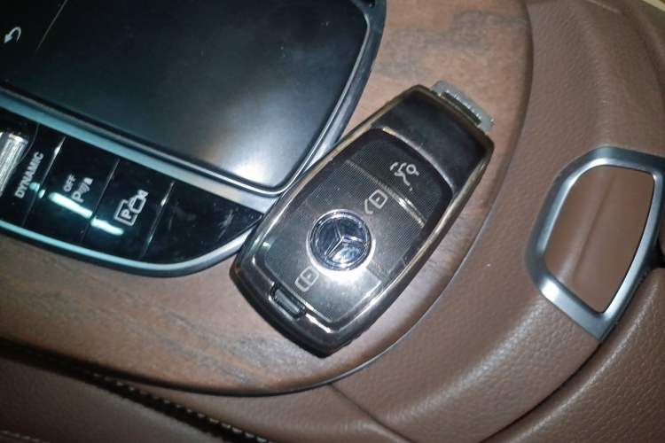 Used Mercedes-Benz E-Class New Energy 2022 Second Facelift E 350 e L Plug-in Hybrid Sedan Vehicle Key
