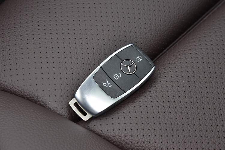 Used Mercedes-Benz E-Class New Energy 2022 Second Facelift E 350 e L Plug-in Hybrid Sports Sedan Vehicle Key