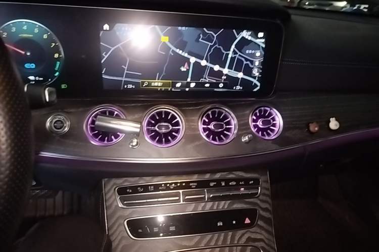 Used Mercedes-Benz E-Class New Energy 2022 Restyled E 350 e L Plug-in Hybrid Sports Sedan Audio And AC Panel