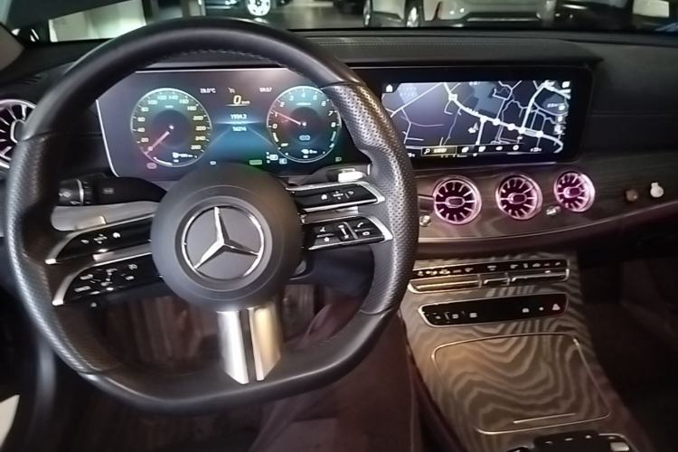 Used Mercedes-Benz E-Class New Energy 2022 Restyled E 350 e L Plug-in Hybrid Sports Sedan Center Console