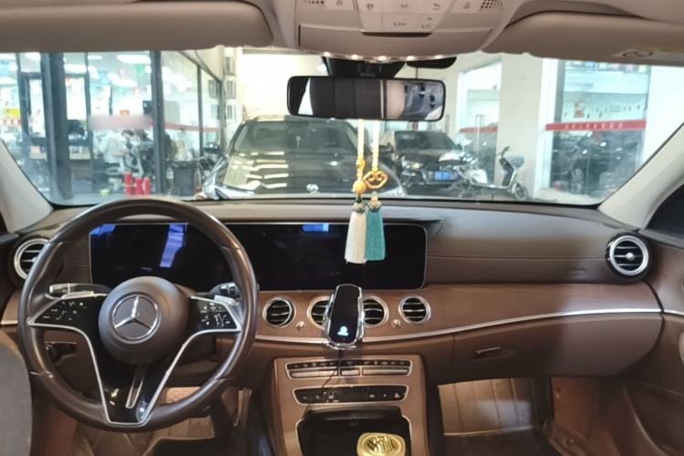 Used Mercedes-Benz E-Class New Energy 2022 E 350 e L Plug-in Hybrid Sedan Center Console