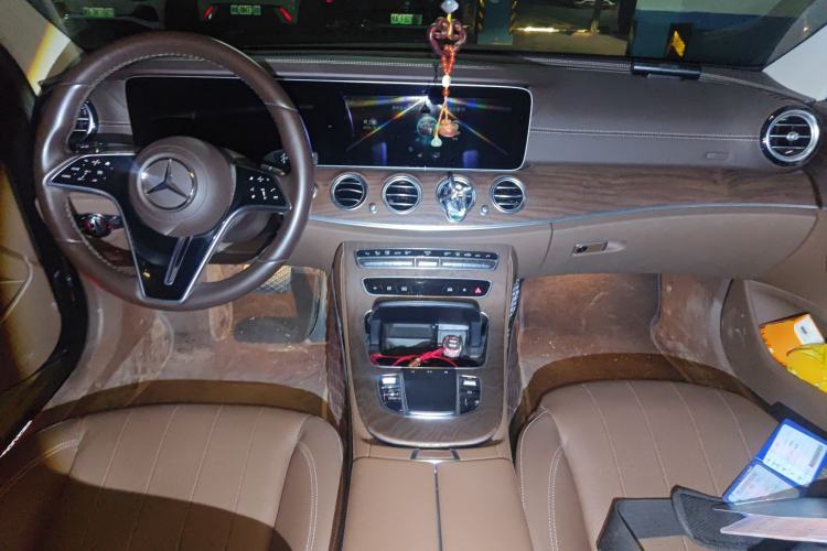 Used Mercedes-Benz E-Class New Energy 2022 Restyled E 350 e L Plug-in Hybrid Sedan Center Console