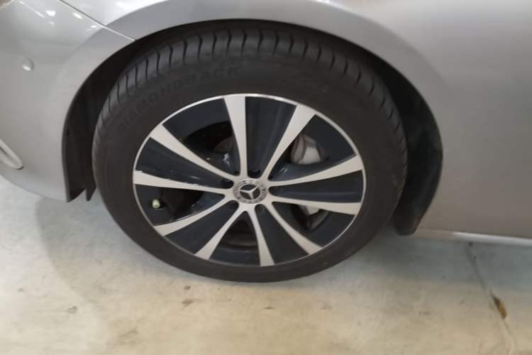 Used Mercedes-Benz E-Class New Energy 2022 E 350 e L Plug-in Hybrid Sedan Left Front Wheel Hub
