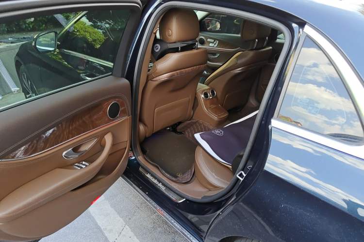 Used Mercedes-Benz E-Class New Energy 2022 E 350 e L Plug-in Hybrid Sedan Left Rear Seat